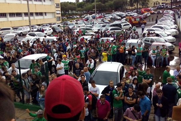 Torcedores da Chapecoense fazem viglia em frente  sede do time