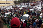 Torcedores da Chapecoense fazem viglia em frente  sede do time