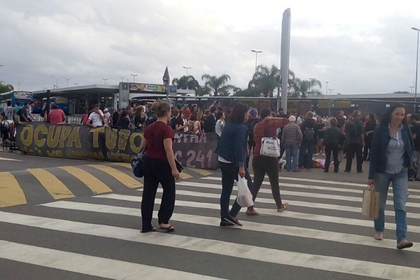 Aps aprovao da PEC 55 em 1 turno, grupo protesta em Florianpolis