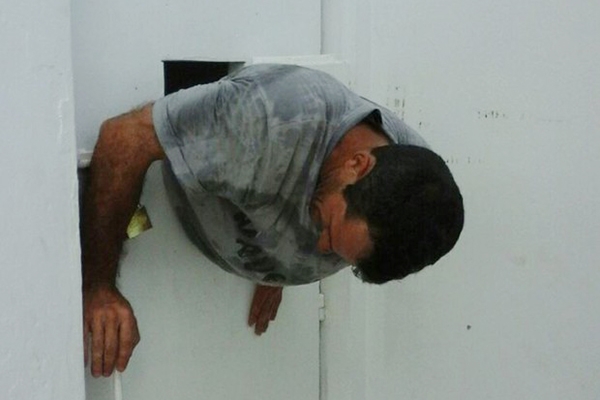 Detento tenta fugir e fica preso em buraco de 30cm na Delegacia de Balnerio Piarras