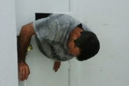Detento tenta fugir e fica preso em buraco de 30cm na Delegacia de Balnerio Piarras