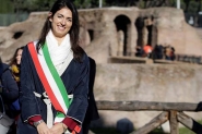 Polcia detm 'mo direita' da prefeita de Roma por corrupo