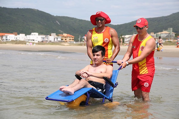 Praias de Palhoa passam a ter cadeira anfbia para deficientes fsicos