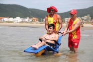 Praias de Palhoa passam a ter cadeira anfbia para deficientes fsicos