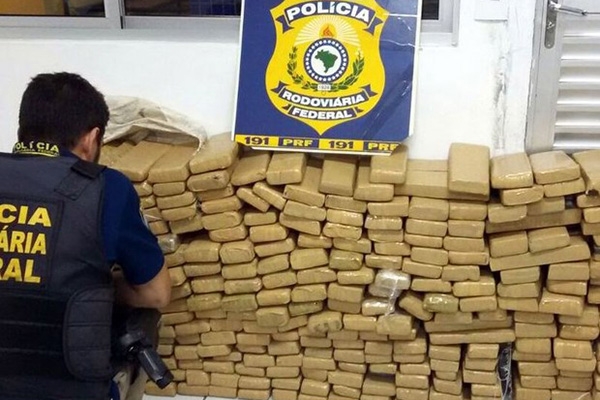 Homem  preso com 259 quilos de maconha em carro roubado e clonado