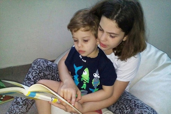 Em SC, menina de 10 anos recebe prmio por ler 97 livros em um ano