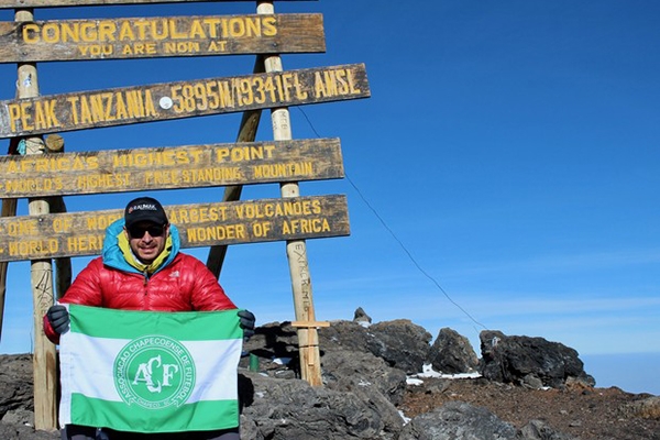 Alpinista escala maior montanha da frica e homenageia Chapecoense