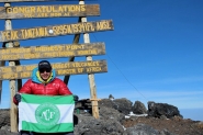 Alpinista escala maior montanha da frica e homenageia Chapecoense