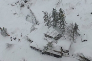 Equipes de resgate encontram sobreviventes em hotel atingido por avalanche na Itlia