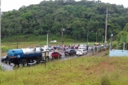 Operao recolhe armas artesanais e celulares com presos em Joinville