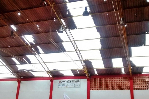 Telhado de empresa  arrancado por vento e atinge casas em Florianpolis