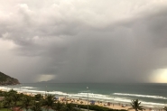 Com chuva, Fatma pede a banhistas que no entrem no mar em SC por 24h