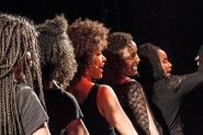 Itaja recebe performance sobre sobrevivncia da comunidade negra e preconceito racial