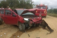 Trs pessoas ficam feridas em acidente entre dois carros em Ilhota