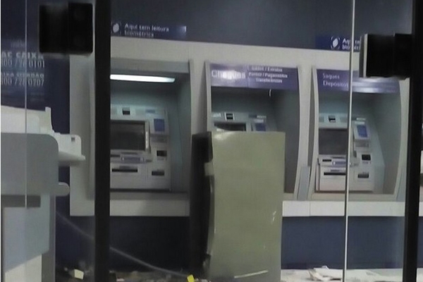 Quartel da PM  atingido a tiros e cofre de banco  explodido em Papanduva