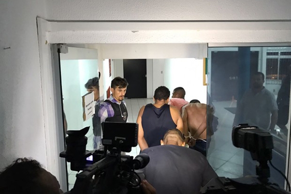 Cinco s�o presos suspeitos de ataques a delegacias em Florian�polis