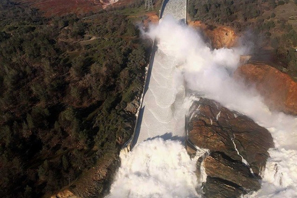 Risco de colapso em barragem na Califrnia provoca sada de mais de 188 mil pessoas