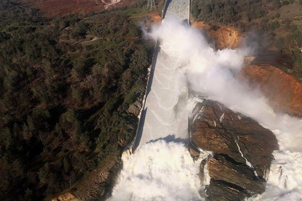 Represa sob risco de colapso na Califrnia obriga milhares a continuar fora de casa