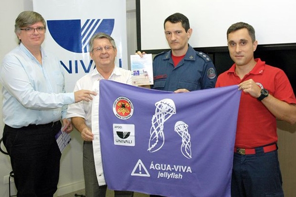 Bandeiras para indicar �guas-vivas v�o come�ar a ser distribu�das em SC