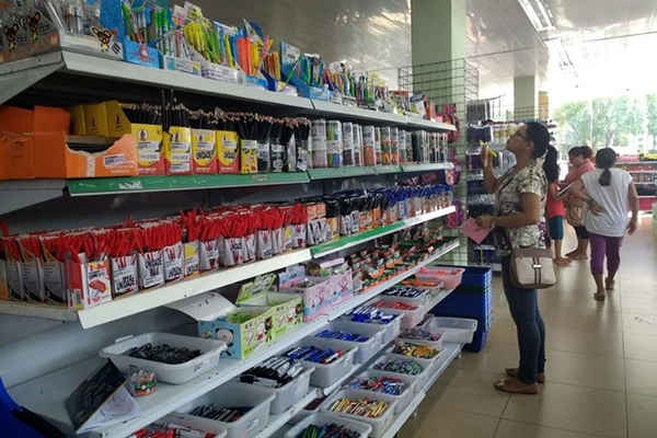 Catarinense gasta mais com material escolar, mas lojas faturam menos