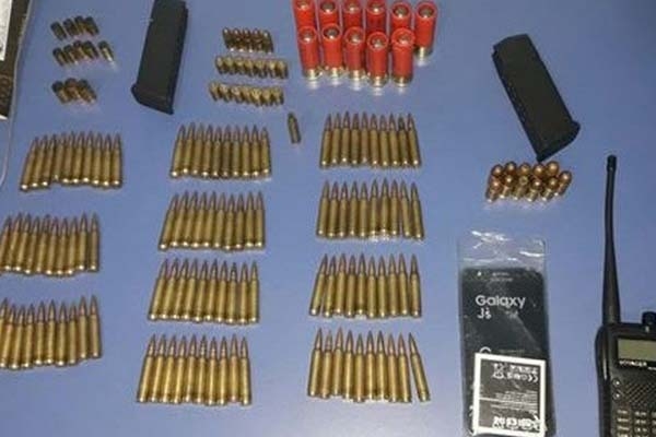 Em fuga, criminosos roubam carros, fazem ref�m e trocam tiros com PM
