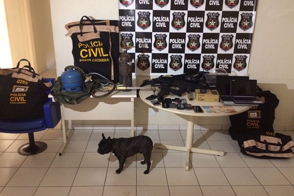 Pol�cia apreende at� c�es furtados com grupo em Joinville; 4 s�o presos