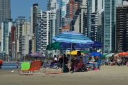 Turistas ficaram mais tempo, mas gastaram menos no ver�o em SC