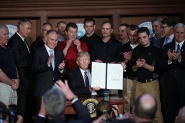 Trump assina decreto revogando polticas climticas da era Obama