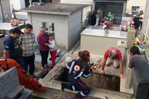 Homem com filho no colo cai dentro de t�mulo em Lages