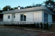 Casa de madeira � erguida sem uso de pregos em Blumenau