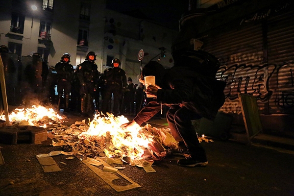 Polícia de Paris prende quase 150 por protestos após eleição francesa