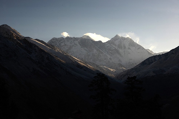 Sul-africano que tentou escalar o Everest sem autorização é multado em US$ 22 mil