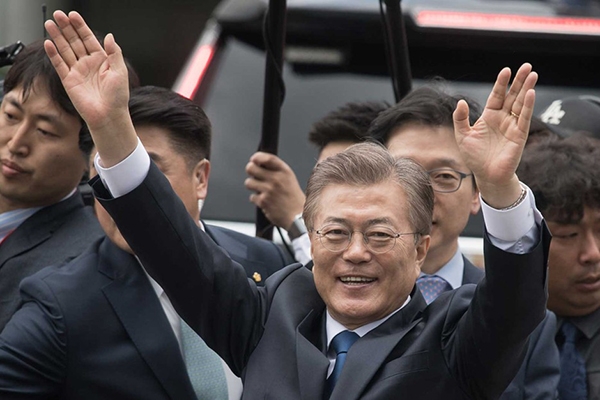 Trump e novo presidente sul-coreano acertam estreitar laços ante ameaça da Coreia do Norte