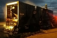 Caminh�o pega fogo e interrompe BR-101 no Litoral Norte de SC