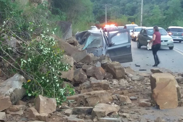 Fam�lia sai de carro ap�s crian�a passar mal e se salva de desmoronamento na SC-340
