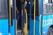 Crian�as e adolescentes caem de �nibus em movimento em Florian�polis e v�o para hospitais