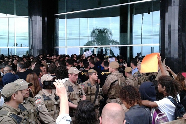 Ato com manifestantes pr� e contra Bolsonaro tem tumulto e bomba de efeito moral em Florian�polis