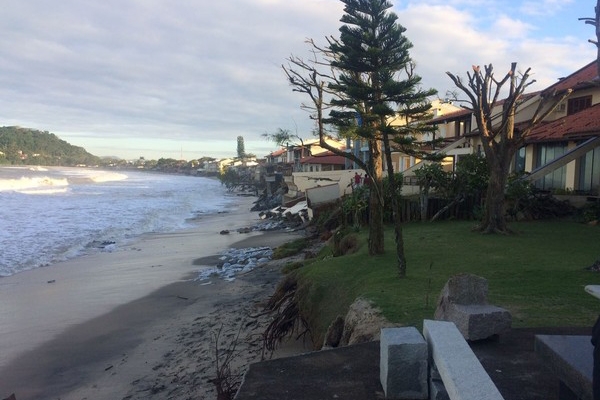 Ressaca danifica 20 casas em Barra Velha