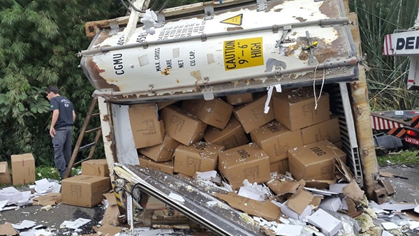 Motorista morre em batida entre dois caminh�es na BR-101 em Itaja�