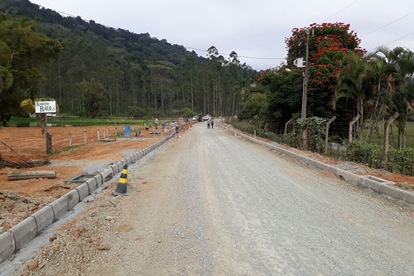 Avanam as obras de pavimentao da rua Artur Poffo, em Gaspar