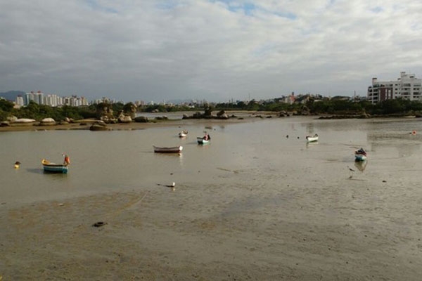 Com recuo do mar, barcos que estavam na �gua ficam na areia em Florian�polis
