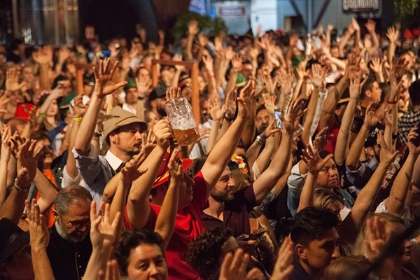 Com 67,6 mil pessoas em uma noite, Oktoberfest tem recorde de p�blico