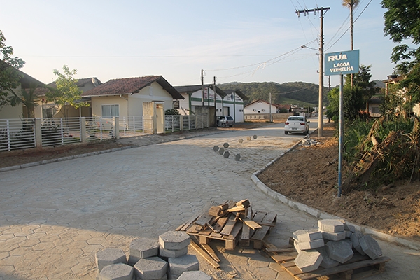Fim da lama e da poeira: obra da rua Lagoa Vermelha  entregue no sbado