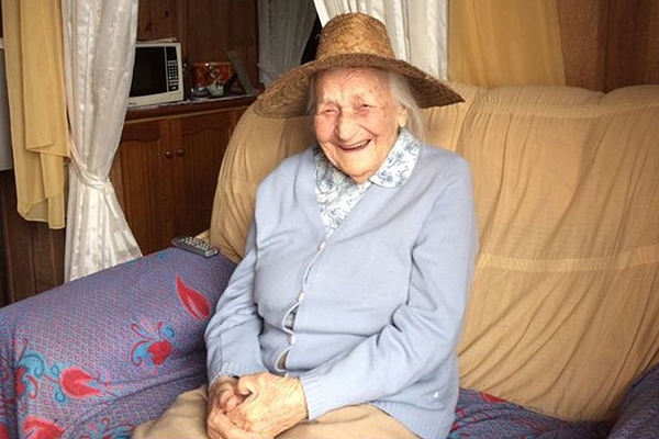 Aos 104 anos, moradora de So Joo Batista consegue emprego de volta e comemora