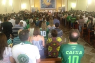 Vítimas de acidente com voo da Chapecoense são homenageadas em missa em Chapecó
