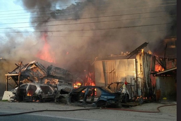 Incêndio destrói ferro-velho e atinge bar e cinco casas em Itajaí