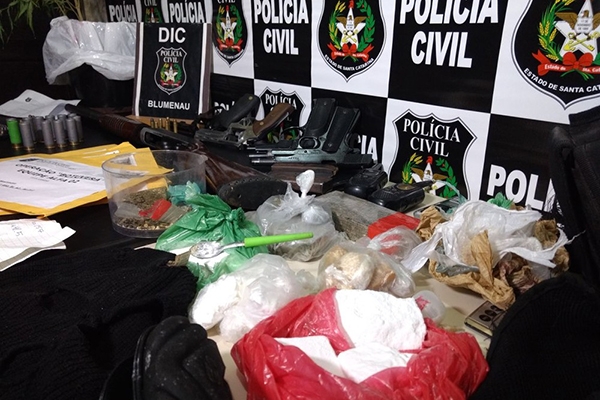 Pol�cia deflagra opera��o contra tr�fico de drogas em condom�nio em Blumenau