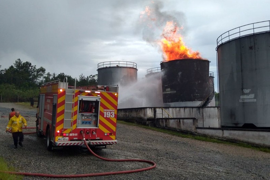 Raio cai em refinaria de combustvel e causa incndio em Balnerio Piarras