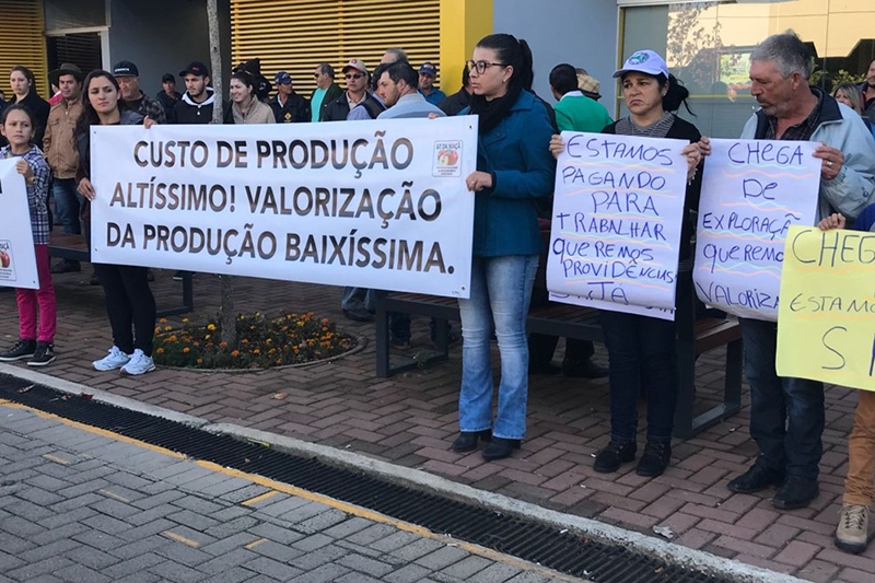 Queda no preço pago pela maçã agrava crise no setor e produtores fazem protesto