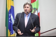 Deputado estadual Leonel Pavan sofre AVC e vai para UTI